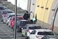 Jeden z dwóch idących chodnikiem mężczyzn atakuje od tyłu jedną z dwóch poprzedzających ich kobiet