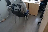 Zatrzymany mężczyzna siedzi na krześle