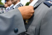 Medal przypinany do munduru policjanta - bliskie ujęcie.