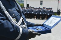 Komendant Wojewódzki Policji w Katowicach trzyma symboliczny klucz.