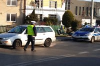 Policjanci WRD KMP Dąbrowa Górnicza w trakcie wykonywania czynności służbowych na miejscu potrącenia pieszych w Dąbrowie Górniczej - Łośniu