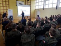 Szkolenie dotyczące cyber zagrożeń dla dąbrowskich licealistów