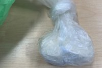 Zabezpieczone przez dąbrowskich policjantów narkotyki, waga oraz woreczki z zapięciem strunowym