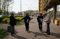 Dąbrowscy dzielnicowi rozdają przekazane przez wolontariuszy maseczki