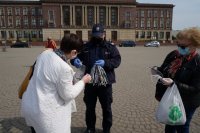 Dąbrowscy dzielnicowi rozdają przekazane przez wolontariuszy maseczki