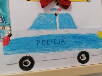 Praca dziecka przedstawia radiowóz policyjny.
