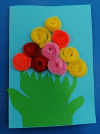 Praca dziecka przedstawia kolorowe kwiaty.