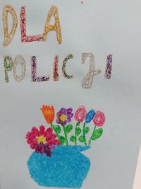 Praca dziecka przedstawia kolorowe kwiaty w dzbanku.