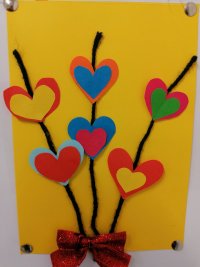 Praca dziecka przedstawia kolorowe serca w formie wiązanki kwiatów.