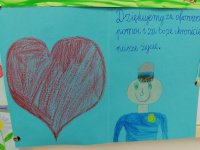 Praca dziecka przedstawia policjanta i czerwone serce.
