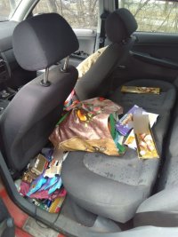 Artykuły spożywcze w środku samochodu sprawców.