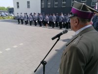 Zdjęcia przedstawiają umundurowanych policjantów i zaproszonych gości podczas Miejskich obchodów Święta Policji w Dąbrowie Górniczej.