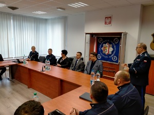 Umundurowani policjanci i władze miasta podczas odprawy rocznej w sali konferencyjnej Komendy Miejskiej Policji w Dąbrowie Górniczej.