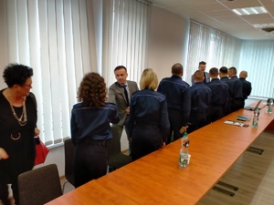 Umundurowani policjanci i władze miasta podczas odprawy rocznej w sali konferencyjnej Komendy Miejskiej Policji w Dąbrowie Górniczej.