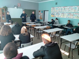 Zdjęcie przedstawia umundurowanych policjantów na wizycie w szkole w klasach o profilu mundurowym.
