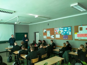 Zdjęcie przedstawia umundurowanych policjantów na wizycie w szkole w klasach o profilu mundurowym.