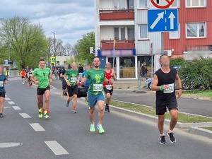 Na zdjęciu widać dąbrowskich policjantów podczas biegu w półmaratonie.