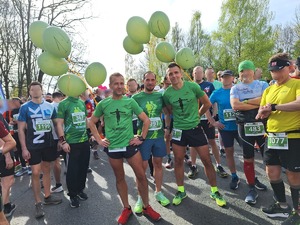 Na zdjęciu widać policjantów którzy brali czynny udział w półmaratonie dąbrowskim.